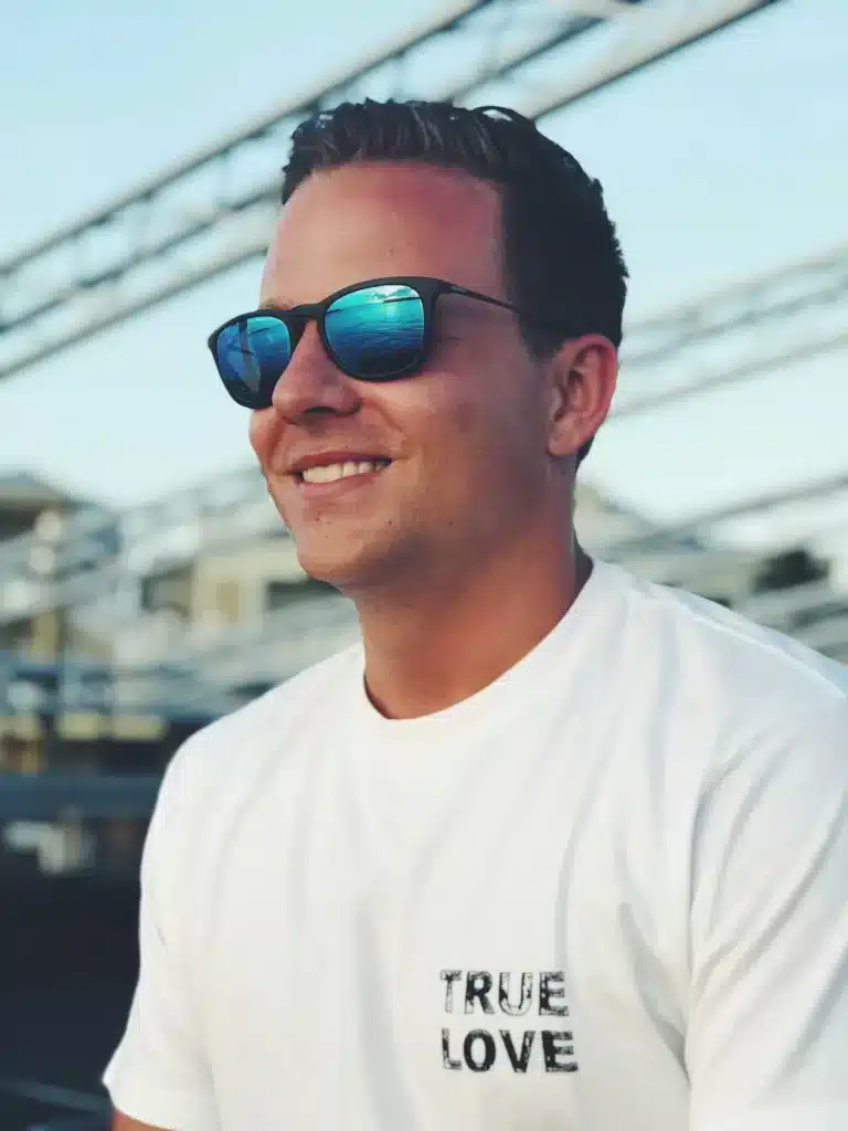 Lifestyle portrait of smiling man with sunglasses